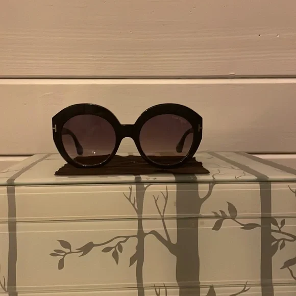 Tom Ford Sunglasses - Picture 2 of 4